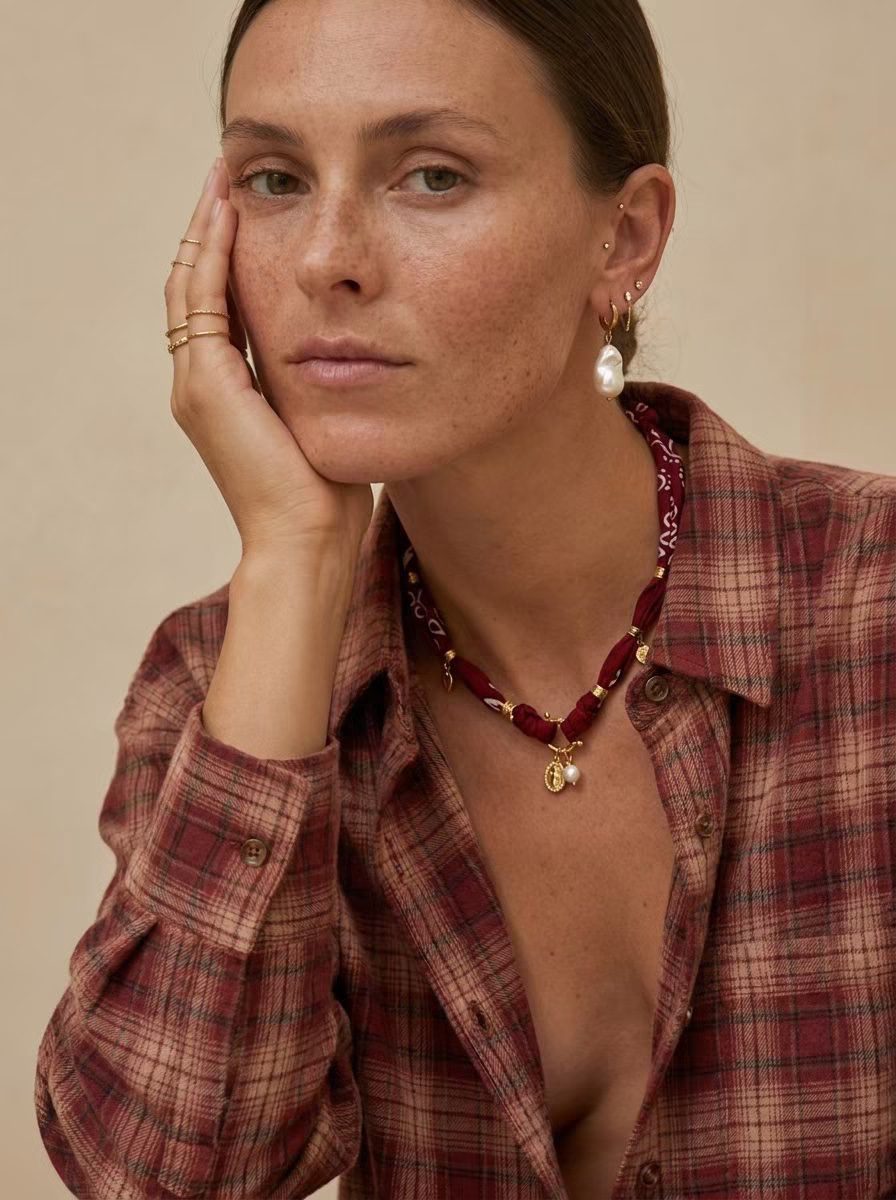 Alba_necklace_burgundy_jetembrasse_AW26_campaign_bandana