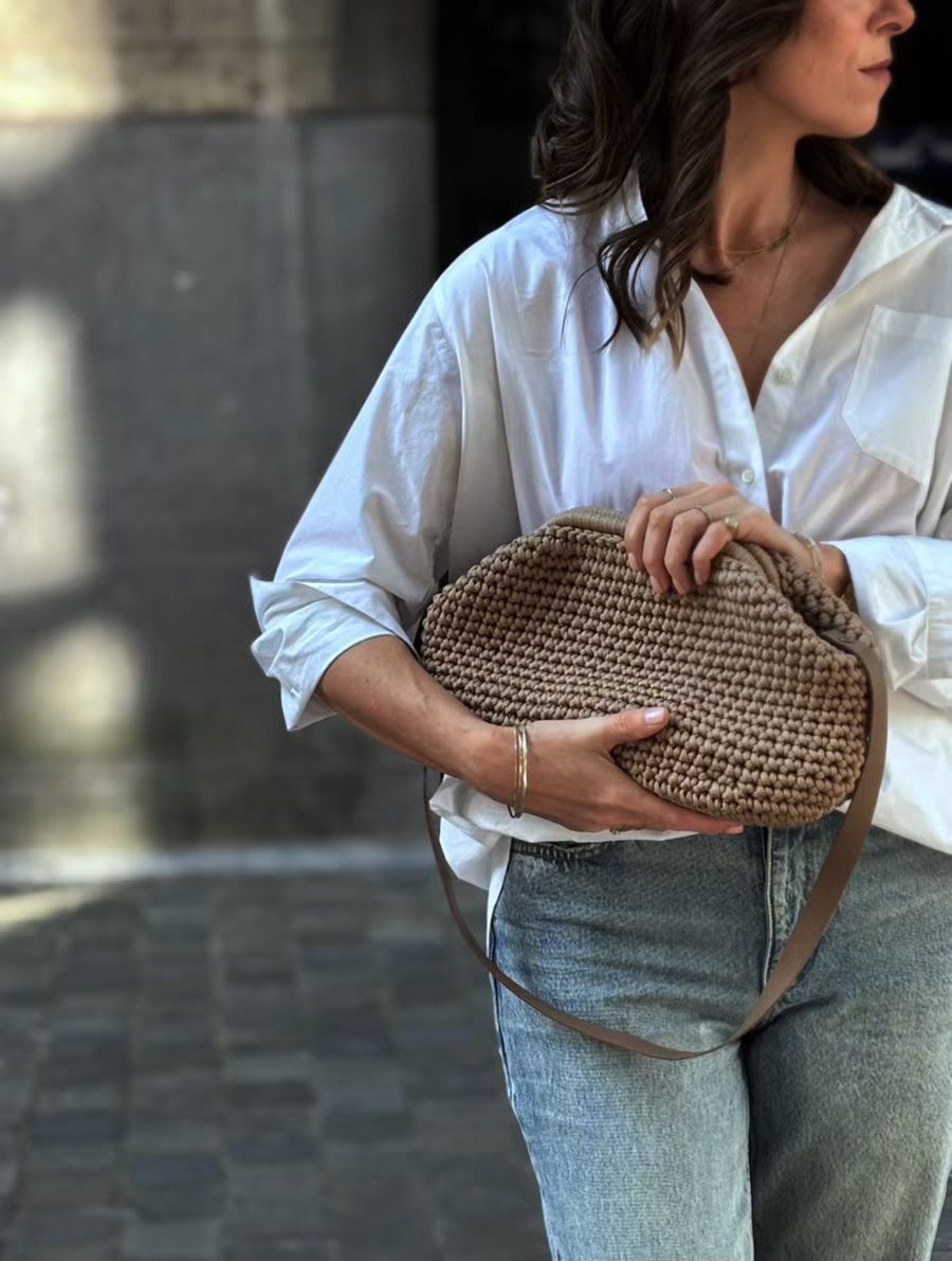 Jane_jetembrasse_crochet_clutch_belgium_handmade_beige_shoulderbag_polyester_timeless_heirloom_birkin
